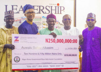 L-R: Uncle to the beneficiary, Abba Tukur; general manager, Arewa Radio Station Kano, Shehu Bala Kabara; Editor-in-Chief/senior vice chairman, LEADERSHIP Group Ltd, Azu Ishiekwene; beneficiary, Auwalu Salisu; vice chairman, LEADERSHIP Group Ltd, Mike Okpere; group managing director, LEADERSHIP, Muazu Elazeh and director, LEADERSHIP, Abraham Nda-Isaiah, during the handover of N250 million donated by Niger State Governor Mohammed Umar Bago, to Auwalu Salisu, a Keke rider who returned huge money to his passenger, at LEADERSHIP headquarters in Abuja, yesterday. PHOTO BY REUBEN OJOAJOGWU GAD
